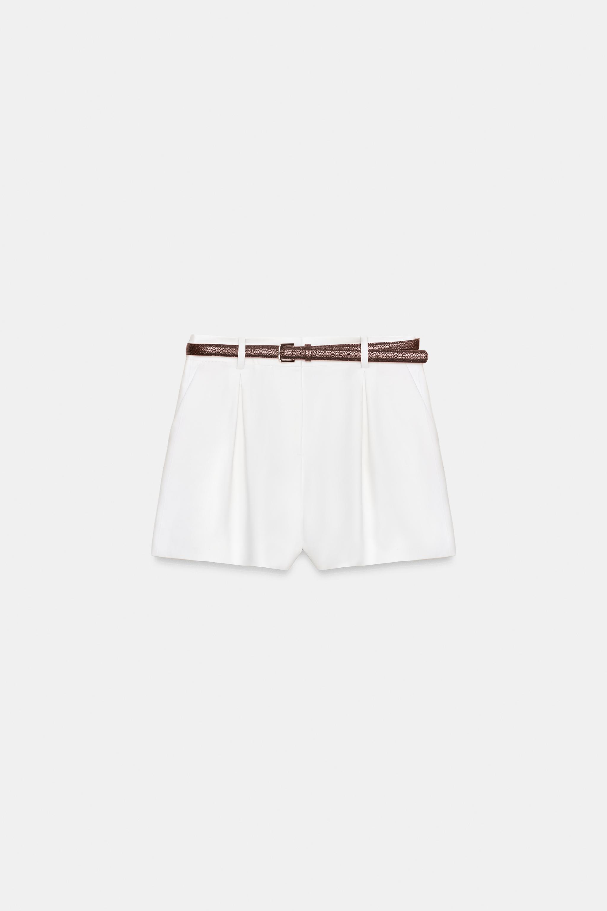 SHORT À PINCES ET CEINTURE